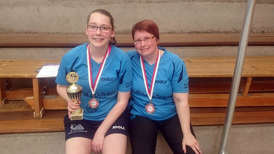 Eileen Mc Chesney und Betti Bauer - Freude ÃƒÂ¼ber den Erfolg bei HEM - ZUR GALERIE